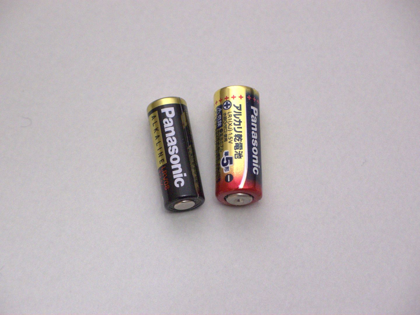 単5電池とほぼ同じ大きさの、単5電池みたいな12Vの乾電池「LRV08」